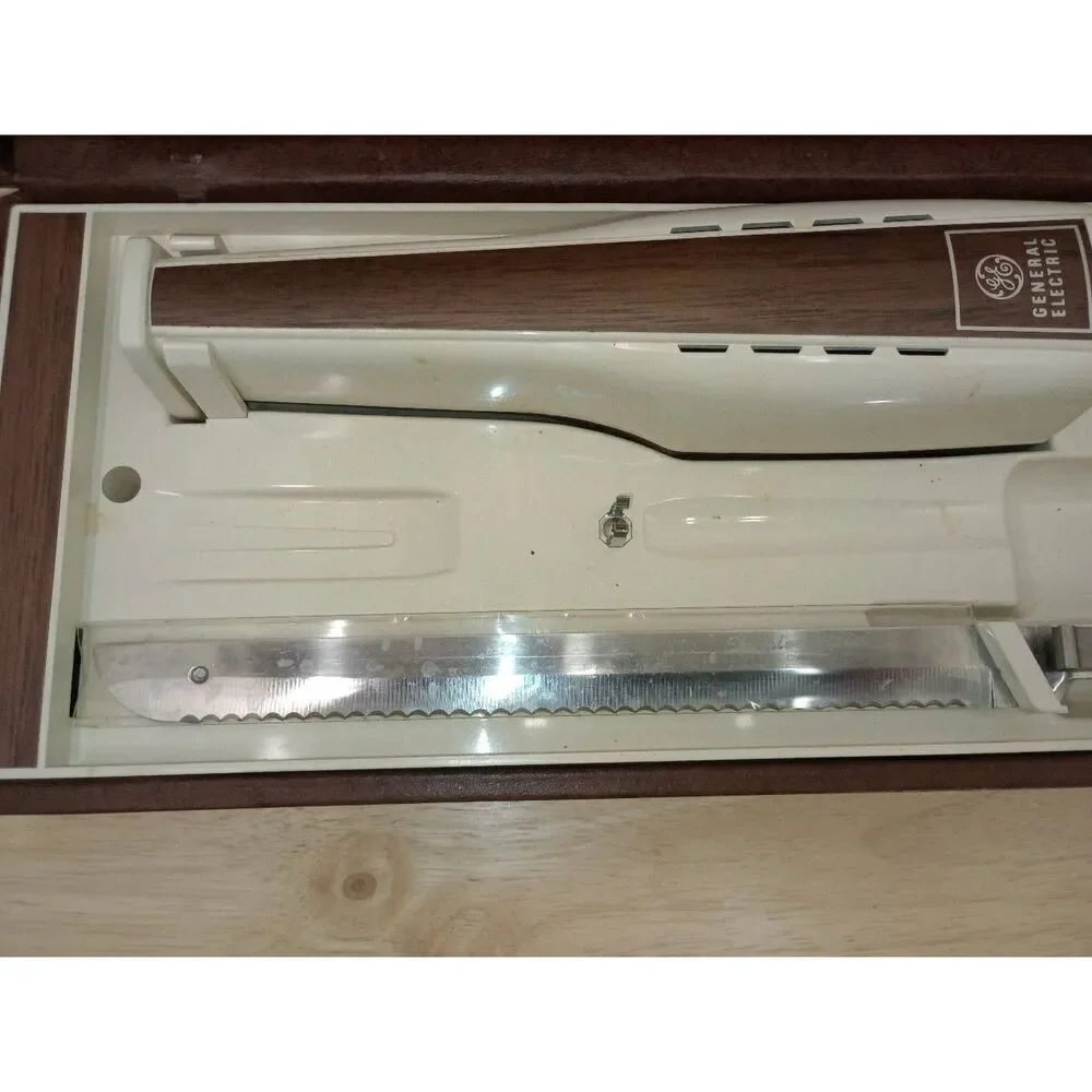 Vintage general electric, G.E electric carving knife in case. Tested, works